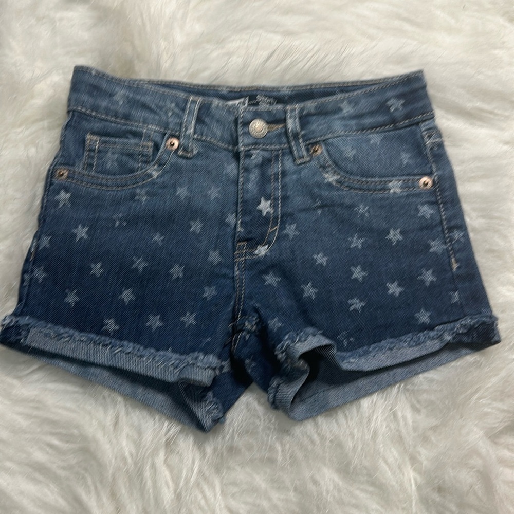 Girls shorts Levi size 6 new with out tags.